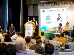 वर्ल्ड योगासन चैंपियनशिप 2026: भारत में सजेगा खेलों का महाकुंभ, 60 से अधिक देश होंगे शामिल! पोडियम पर 'Welcome to the Birthplace of Yogasana' के साथ भाषण देते केंद्रीय मंत्री मनसुख मांडविया।