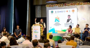 वर्ल्ड योगासन चैंपियनशिप 2026: भारत में सजेगा खेलों का महाकुंभ, 60 से अधिक देश होंगे शामिल! पोडियम पर 'Welcome to the Birthplace of Yogasana' के साथ भाषण देते केंद्रीय मंत्री मनसुख मांडविया।