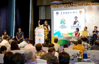 वर्ल्ड योगासन चैंपियनशिप 2026: भारत में सजेगा खेलों का महाकुंभ, 60 से अधिक देश होंगे शामिल! पोडियम पर 'Welcome to the Birthplace of Yogasana' के साथ भाषण देते केंद्रीय मंत्री मनसुख मांडविया।