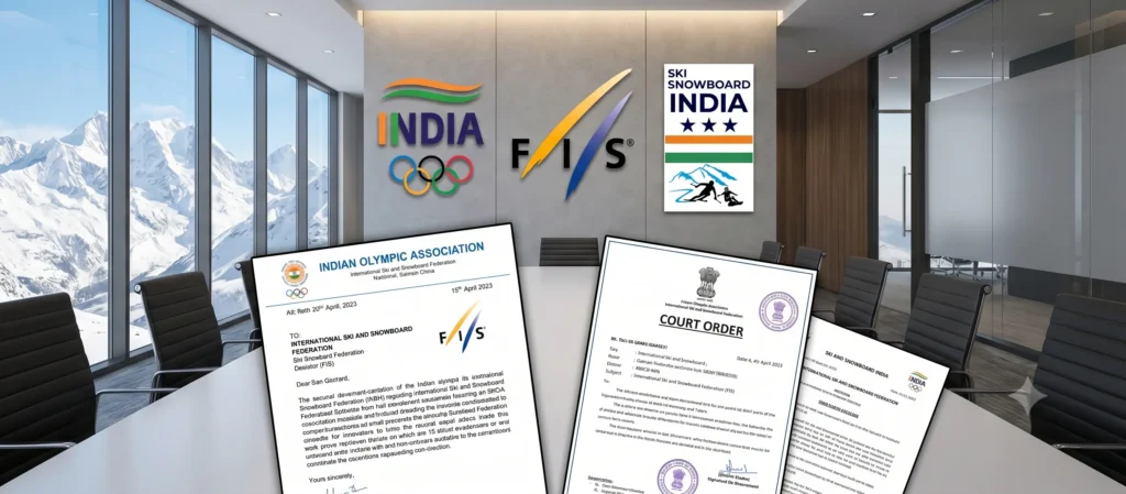 Ski and Snowboard India और IOA विवाद पर न्यूज़ बैनर, जिसमें कॉन्फ्रेंस रूम की टेबल पर दिल्ली हाई कोर्ट का आदेश और FIS को लिखा गया पत्र दिखाया गया है, बैकग्राउंड में बर्फीले पहाड़ और खेल संघों के लोगो हैं।