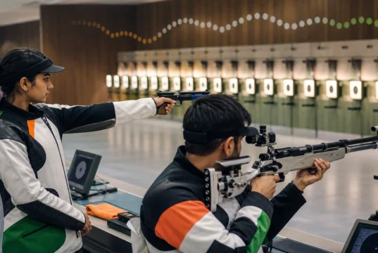 एशियाई खेल 2026: भारतीय निशानेबाजी टीम में दिग्गज बाहर, नए चेहरों को मौका Asian Games 2026 के लिए indoor range में senior और युवा भारतीय निशानेबाजों का संपादकीय दृश्य